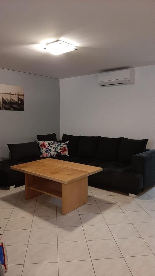 Moderne Souterrainwohnung ซริกเวนิซา ภายนอก รูปภาพ