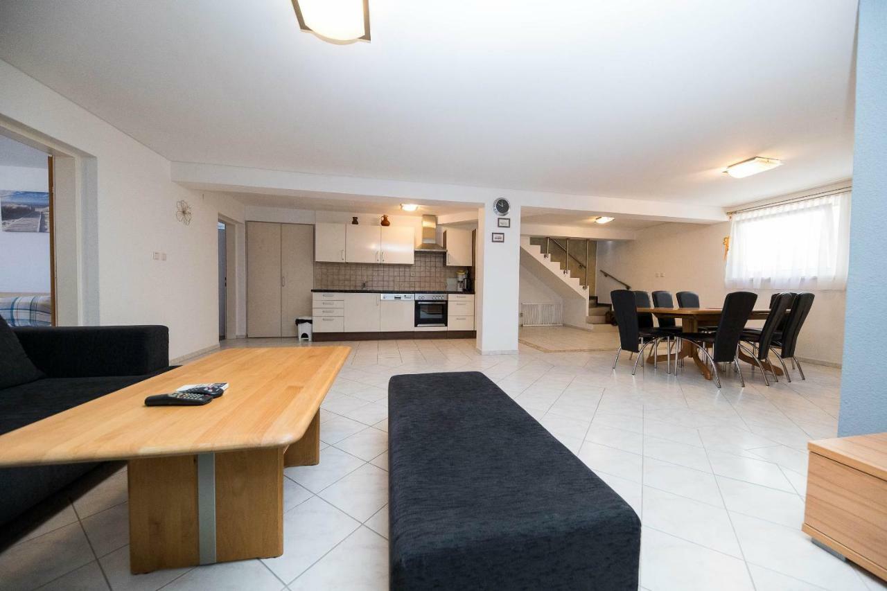 Moderne Souterrainwohnung ซริกเวนิซา ภายนอก รูปภาพ
