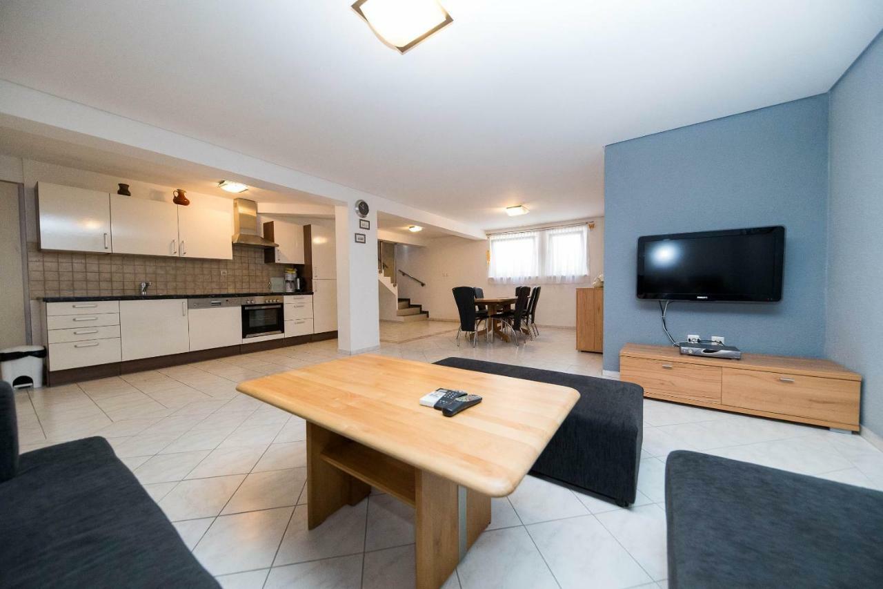 Moderne Souterrainwohnung ซริกเวนิซา ภายนอก รูปภาพ