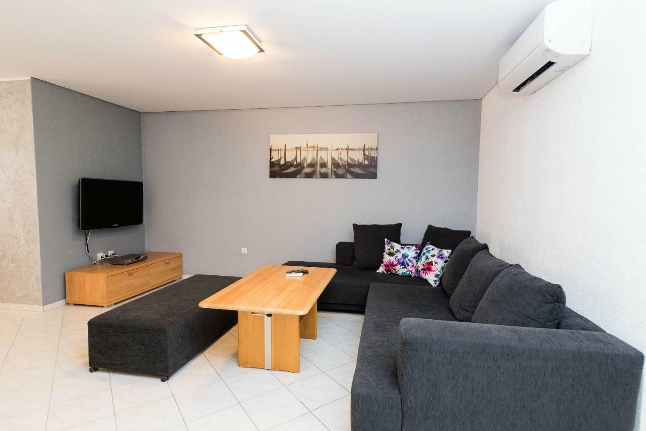 Moderne Souterrainwohnung ซริกเวนิซา ภายนอก รูปภาพ